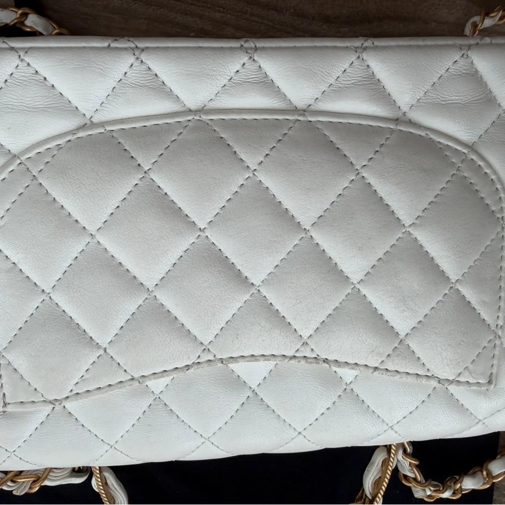 CHANEL Quilted White Shoulder Bag with Gold Hardware - Picture 5 of 16